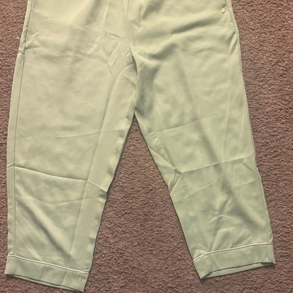 Fabletics NWT Ecosatin Crop Pants Woman’s Lg Capri Length Neon Green Brand New!! - Picture 10 of 13